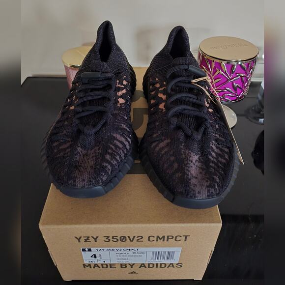 BOYS ADIDAS YEEZY BOOST 350 V2 CMPCT 'SLATE CARBON' SHOES SIZE 4.5 - Picture 2 of 4